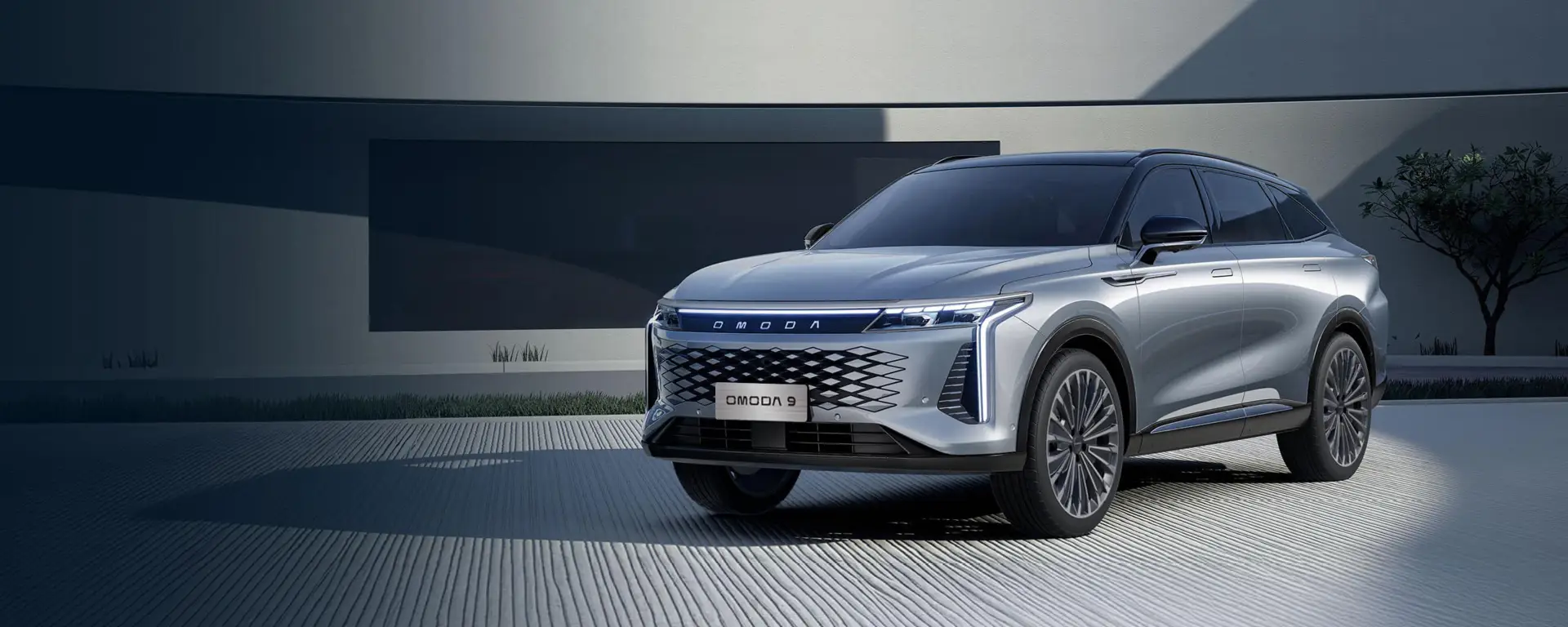Nuova OMODA 9 SHS-P vista anteriore, SUV Plug-in Hybrid premium dal design elegante e futuristico disponibile presso Auto Zatti.