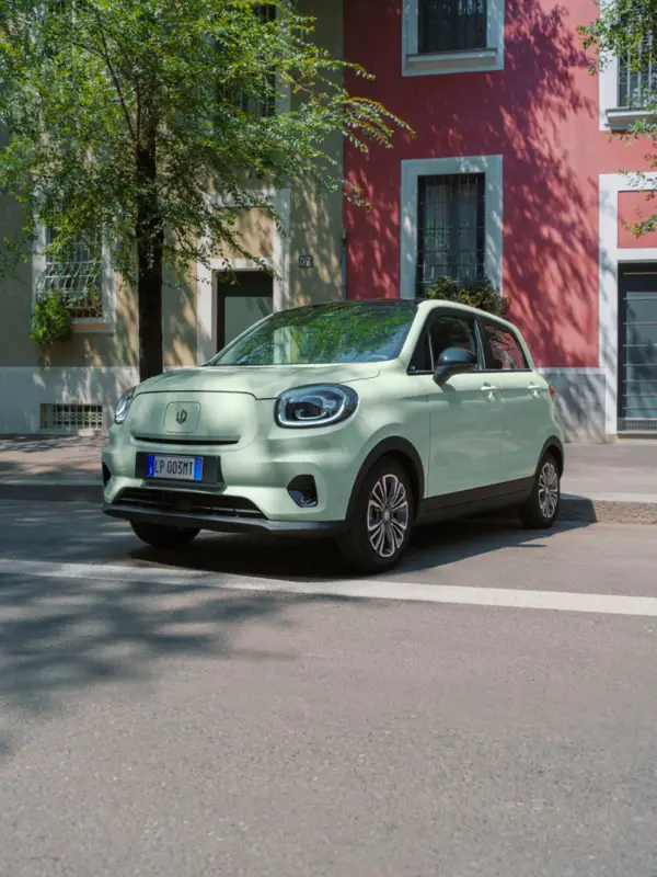 Interni della nuova LEAPMOTOR T03 con display digitale, tetto panoramico e tecnologie avanzate LEAPMOTOR presso Auto Zatti.