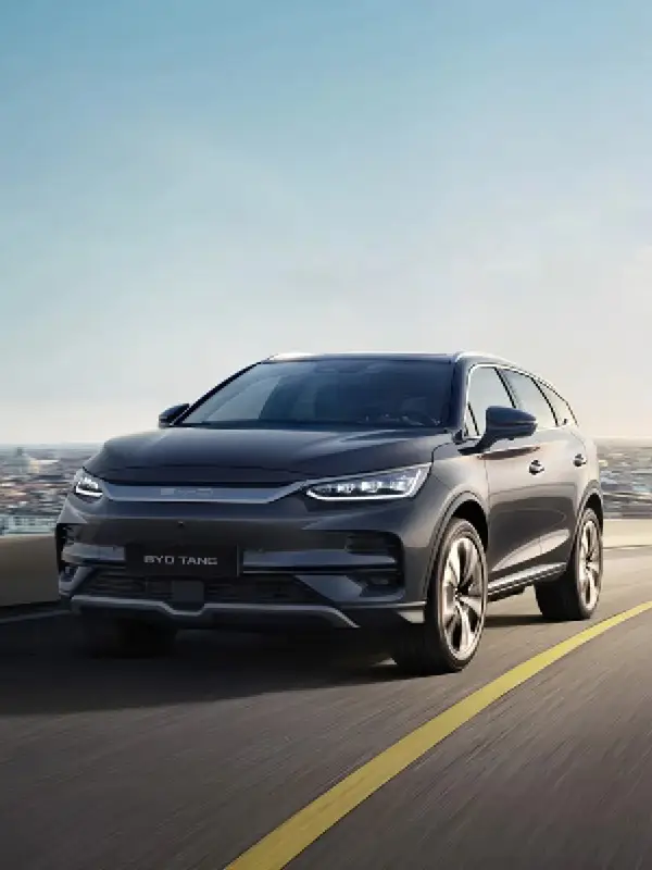Interni della BYD TANG con configurazione a 7 posti, display touchscreen rotante da 15,6 pollici e finiture premium dedicate a comfort e tecnologia.
