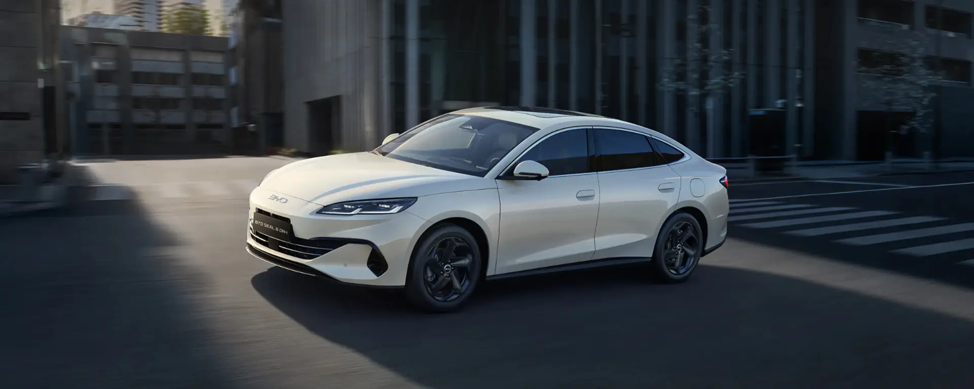Nuova BYD SEAL 6 DM-i vista anteriore, berlina Plug-in Hybrid dal design elegante e aerodinamico disponibile presso Auto Zatti.