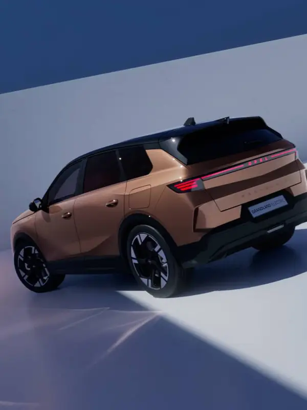 Nuova Opel Grandland vista frontale presso Gruppo Zatti, SUV dal design elegante e tecnologie innovative. Mostra più linee