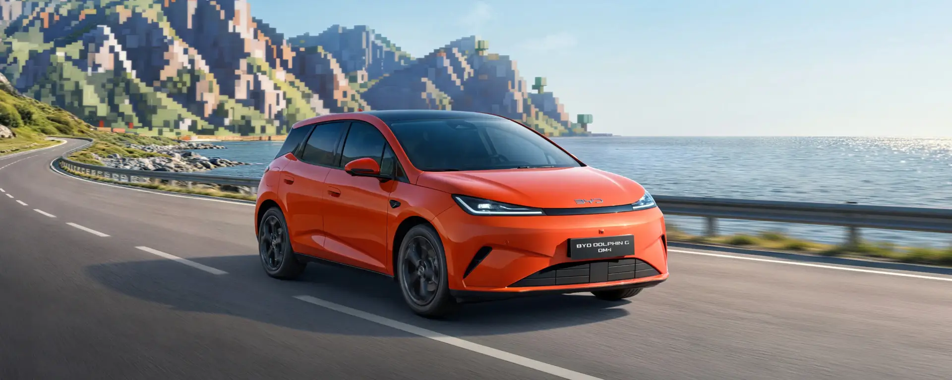 Nuova BYD DOLPHIN G DM-i vista anteriore, compatta Plug-in Hybrid dal design moderno e dinamico disponibile presso Auto Zatti.