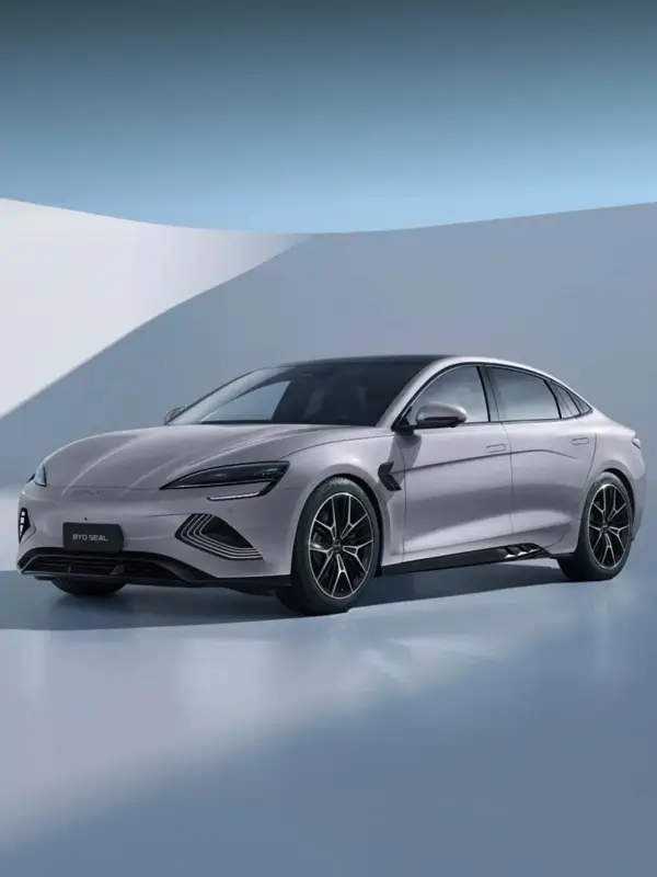 Interni della BYD SEAL con display touchscreen rotante da 15,6 pollici, sedili premium e tecnologie avanzate dedicate a comfort, sicurezza e connettività.