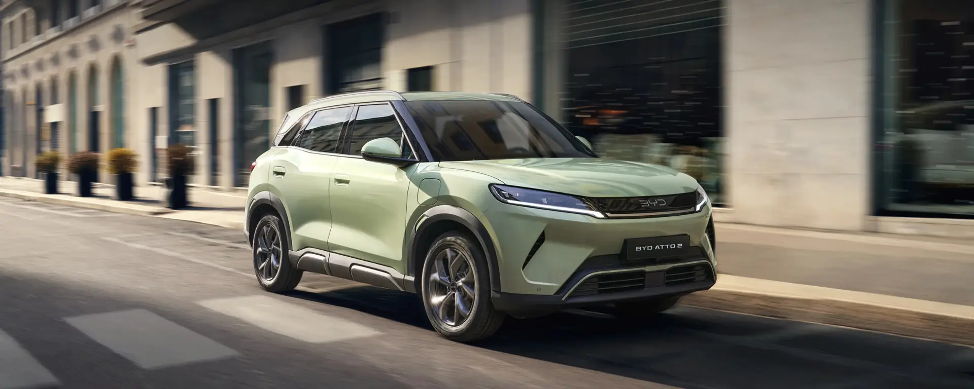 Nuova BYD ATTO 2 vista anteriore, City SUV 100% elettrico dal design moderno disponibile presso Auto Zatti.