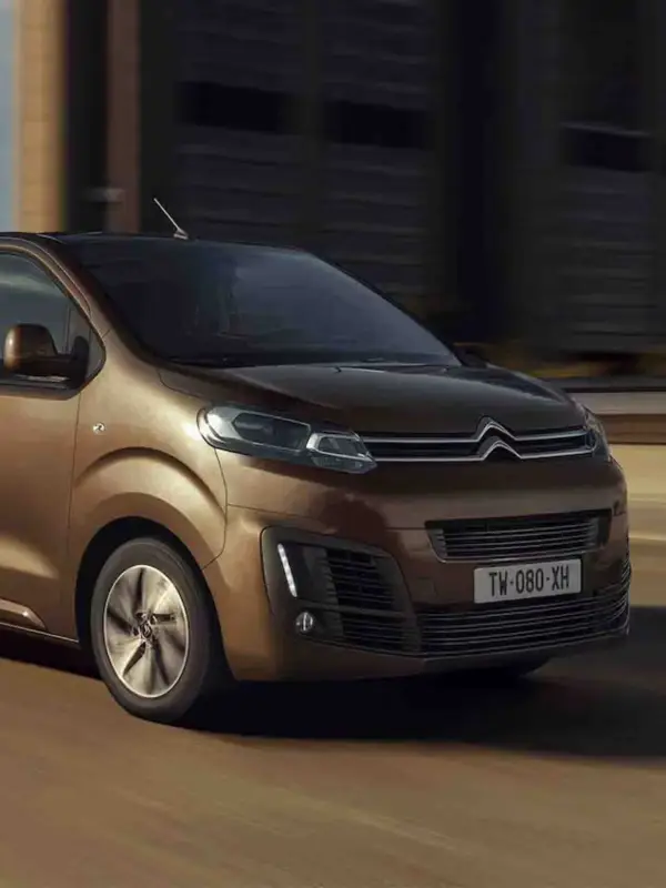 Interni della Citroën ë-SpaceTourer con configurazione modulare fino a 9 posti, tecnologie connesse e ampi spazi dedicati a comfort e praticità.