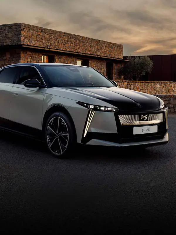 Scopri DS N°8 da Auto Zatti. Design raffinato, tecnologia avanzata e comfort premium per una nuova esperienza di guida firmata DS Automobiles