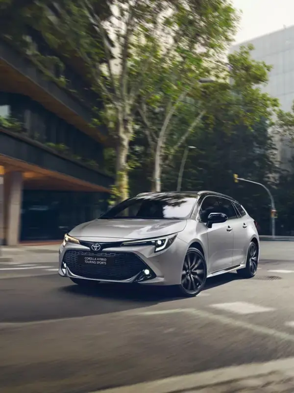 Interni della nuova Toyota Corolla Touring Sports Hybrid con ampio spazio, tecnologie avanzate e comfort premium presso Auto Zatti.