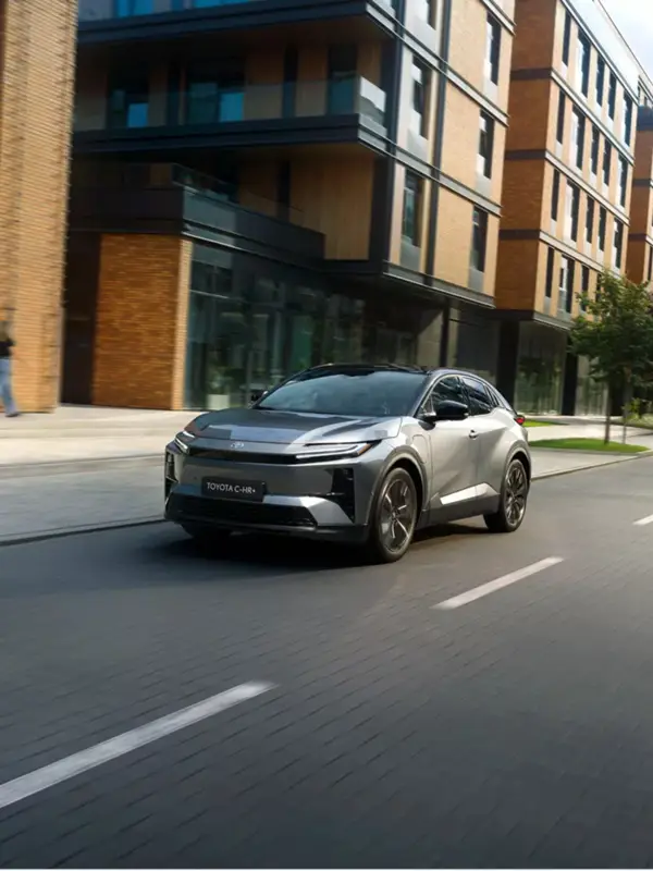 Interni della nuova Toyota C-HR+ con display digitale, tecnologie connesse e abitacolo spazioso presso Auto Zatti.