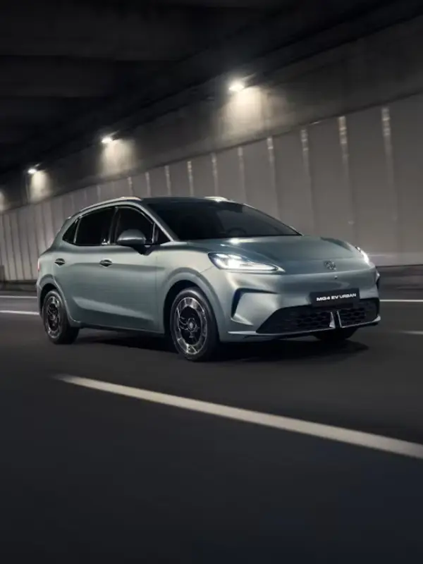 Interni della MG4 Urban con display touchscreen HD da 12,8 pollici, strumentazione digitale e tecnologie avanzate per comfort e connettività.