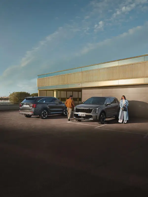 Interni della Kia Sorento con display panoramico, finiture premium, configurazione fino a 7 posti e tecnologie avanzate dedicate a comfort e sicurezza.