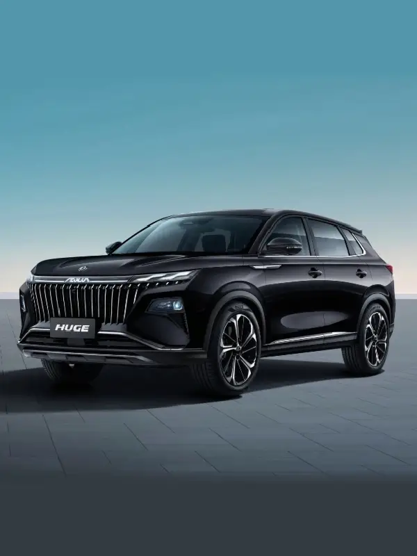 Interni della Dongfeng Huge con doppio display digitale da 12,3 pollici, tetto panoramico e tecnologie avanzate dedicate a comfort, sicurezza e connettività.