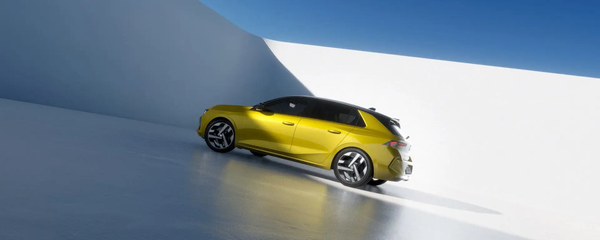 Interni della Nuova Opel Astra con plancia digitale, tecnologia avanzata e comfort di bordo. Mostra più linee