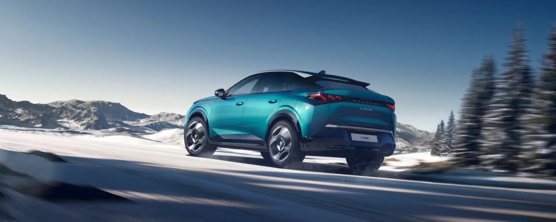 Nuova Peugeot E-3008 vista anteriore, SUV fastback 100% elettrico dal design innovativo, elegante e sportivo disponibile presso Auto Zatti.