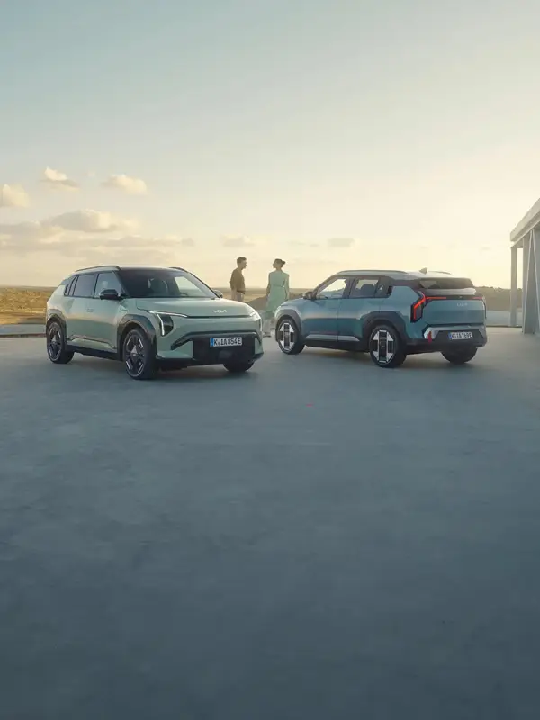 Interni della Kia EV3 con display panoramico da 30 pollici, tecnologie avanzate e abitacolo spazioso dedicato a comfort e connettività.