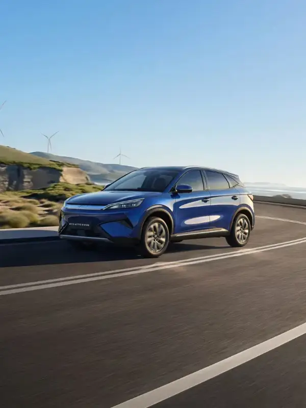 Interni della BYD ATTO 3 EVO con display touchscreen rotante da 15,6 pollici, sedili in pelle vegana e tecnologie avanzate per comfort e connettività.