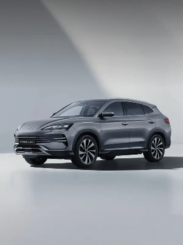 Interni della BYD SEAL U con display touchscreen rotante, sedili multifunzione e tecnologie avanzate dedicate a comfort, sicurezza e connettività.