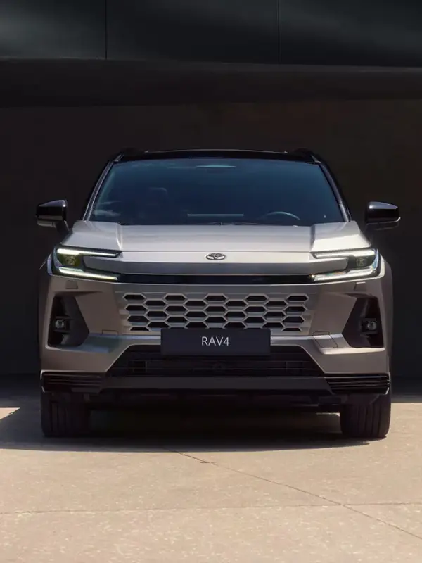 Interni della nuova Toyota RAV4 con tecnologie avanzate, display digitale e ampio spazio per passeggeri e bagagli presso Auto Zatti.