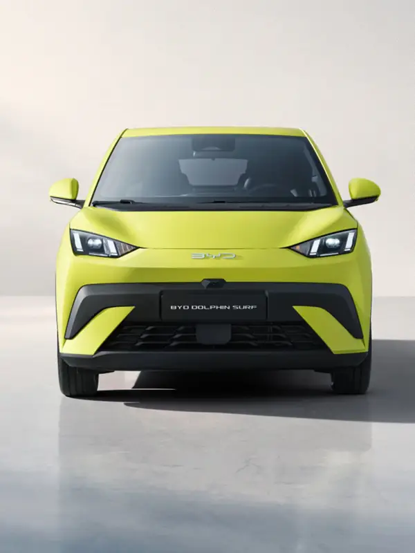 Interni della BYD DOLPHIN SURF con display touchscreen rotante da 10,1 pollici, connettività avanzata e abitacolo spazioso pensato per il comfort quotidiano.