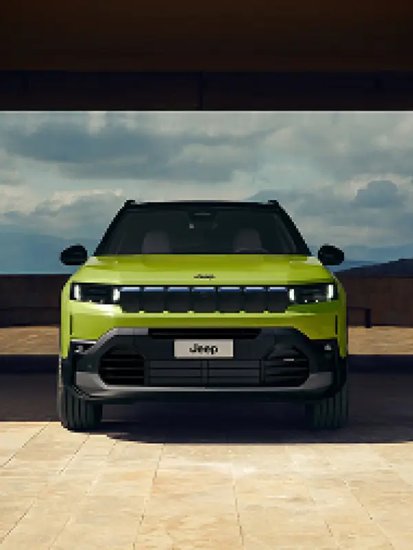 Interni della Jeep Compass con display touchscreen da 16 pollici, strumentazione digitale avanzata e tecnologie dedicate a comfort, sicurezza e connettività.