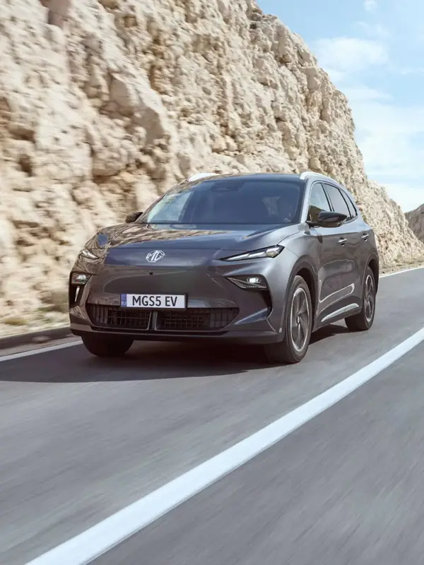 Interni della MG S5 EV con touchscreen HD da 12,8 pollici, connettività avanzata e ampio spazio a bordo per comfort e praticità.