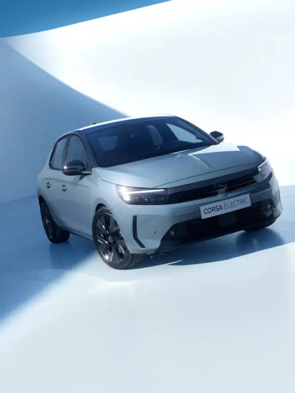Interni della Nuova Opel Corsa con plancia digitale, sistemi di connettività avanzati e comfort di bordo. Mostra più linee