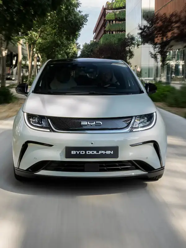 Interni della BYD DOLPHIN con display touchscreen rotante da 12,8 pollici, sedili in pelle vegana e tecnologie avanzate dedicate a comfort e connettività.