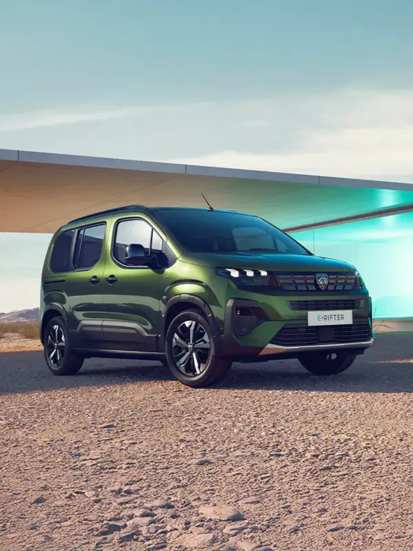 Interni della Peugeot Rifter con configurazione fino a 7 posti, touchscreen da 10 pollici e ampi spazi modulari dedicati a comfort, praticità e viaggio.