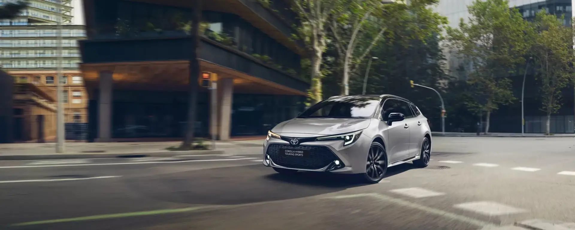 Nuova Toyota Corolla Touring Sports Hybrid vista anteriore, station wagon Full Hybrid disponibile da Auto Zatti a Mantova, Brescia e Verona.