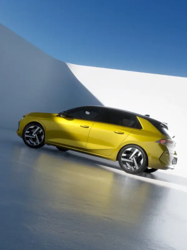 Nuova Opel Astra Electric vista frontale presso Gruppo Zatti, berlina elettrica dal design moderno e dinamico. Mostra più linee