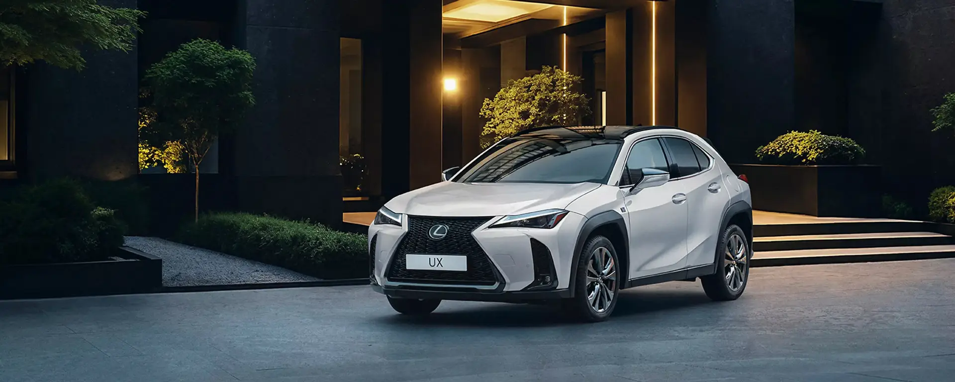 Nuova Lexus UX 300h Full Hybrid vista anteriore, crossover premium compatto dal design elegante disponibile presso Auto Zatti.