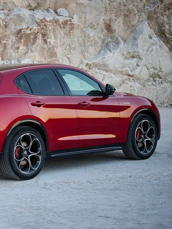 Scopri la Nuova Alfa Romeo Stelvio da Gruppo Zatti. Il SUV sportivo che unisce design italiano, tecnologia avanzata e piacere di guida.