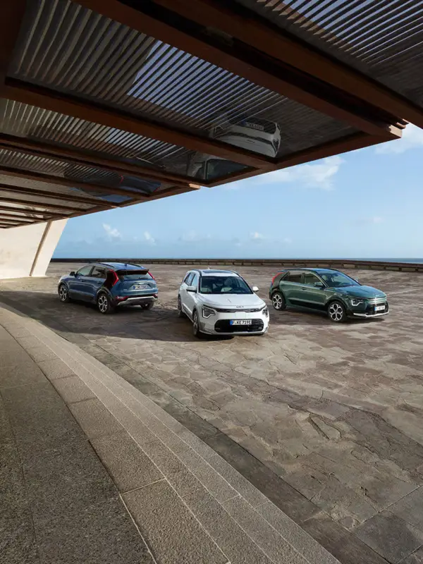 Interni della Kia Niro con tecnologie digitali avanzate, abitacolo spazioso e comfort progettato per ogni viaggio.