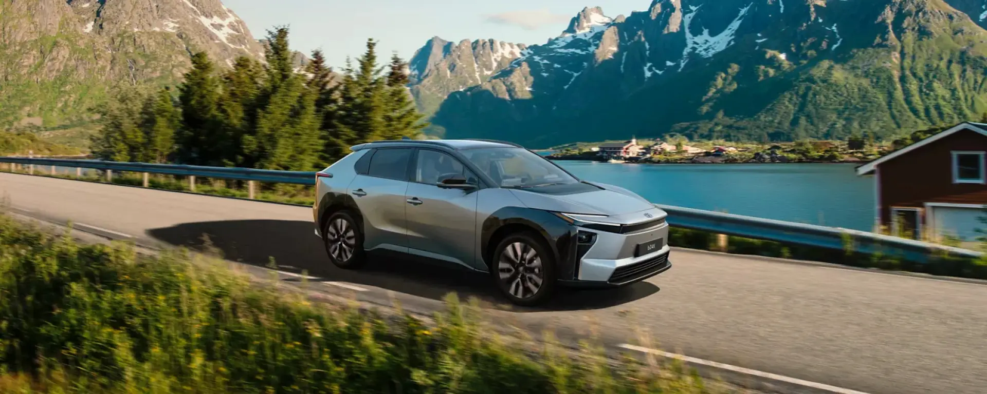 Nuova Toyota bZ4X vista anteriore, SUV 100% elettrico disponibile da Auto Zatti a Mantova, Brescia e Verona.